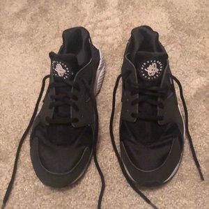 Black Nike Huarache Run